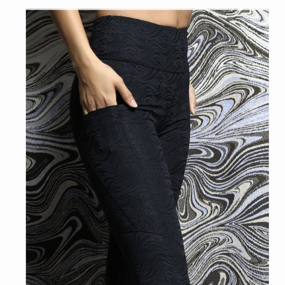Twenty Montreal Black 3D Swirl Brocade 7/8 Activewear Leggings NWT Size Medium - Picture 11 of 14